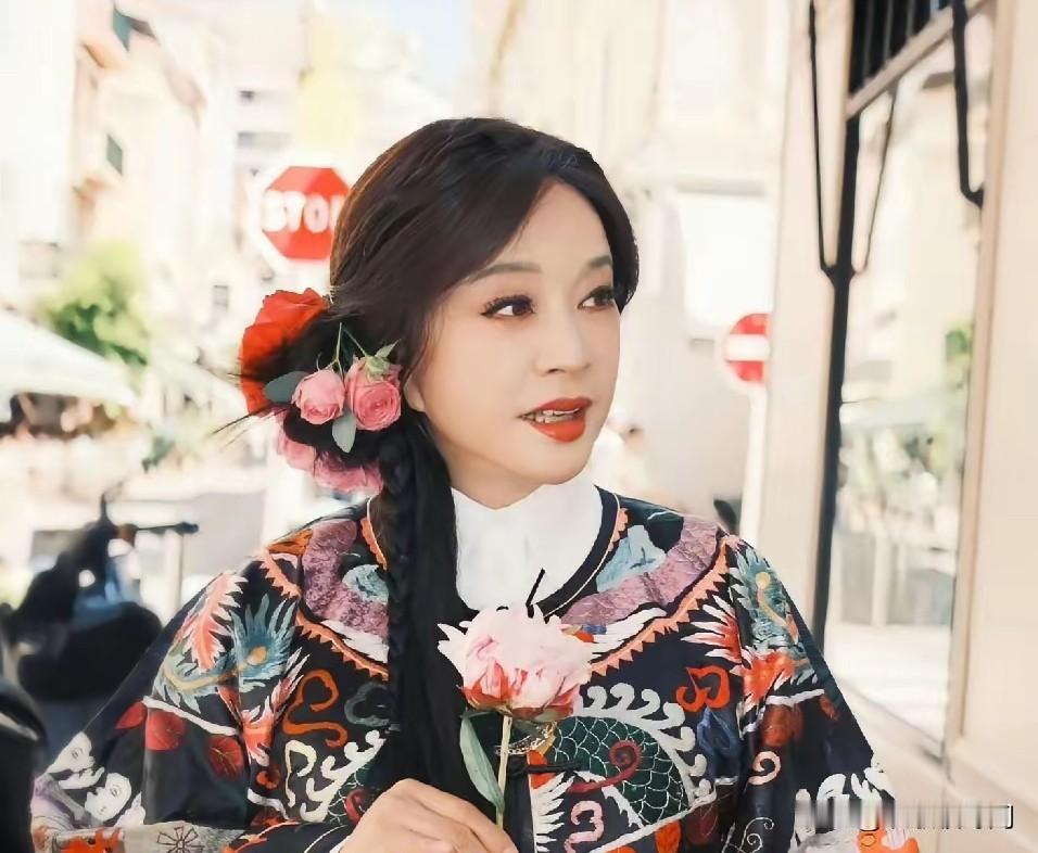 刘晓庆，官宣了！
2月14日情人节，75岁的刘晓庆，突然冲上了热搜，这次和甜蜜恋