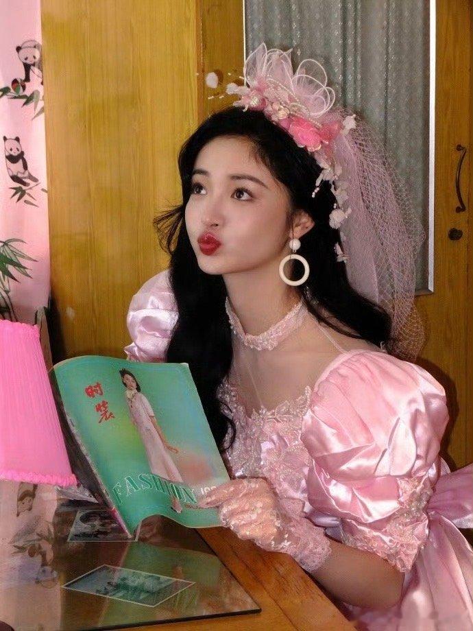 #周洁琼80年代新娘妆# 周洁琼80年代新娘妆绝绝子！身穿粉色婚纱的少女 美到让