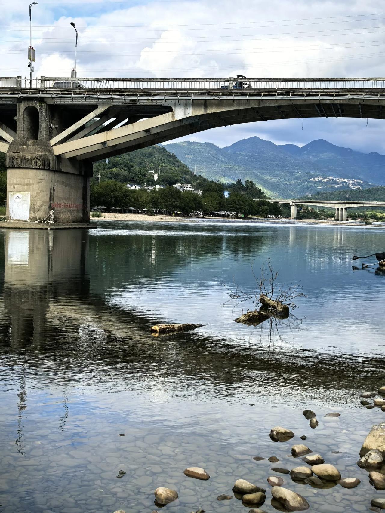昨天正想着“这日子”怎么过，好友来电邀约外出浪浪，我随口答应了。
上了一定年纪的