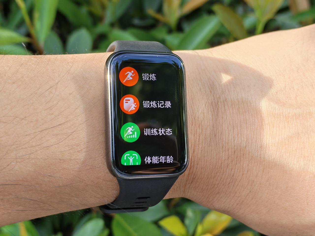 学生党百元手环的天花板，荣耀手环11标准版真的太轻了！

如果预算200元以内想
