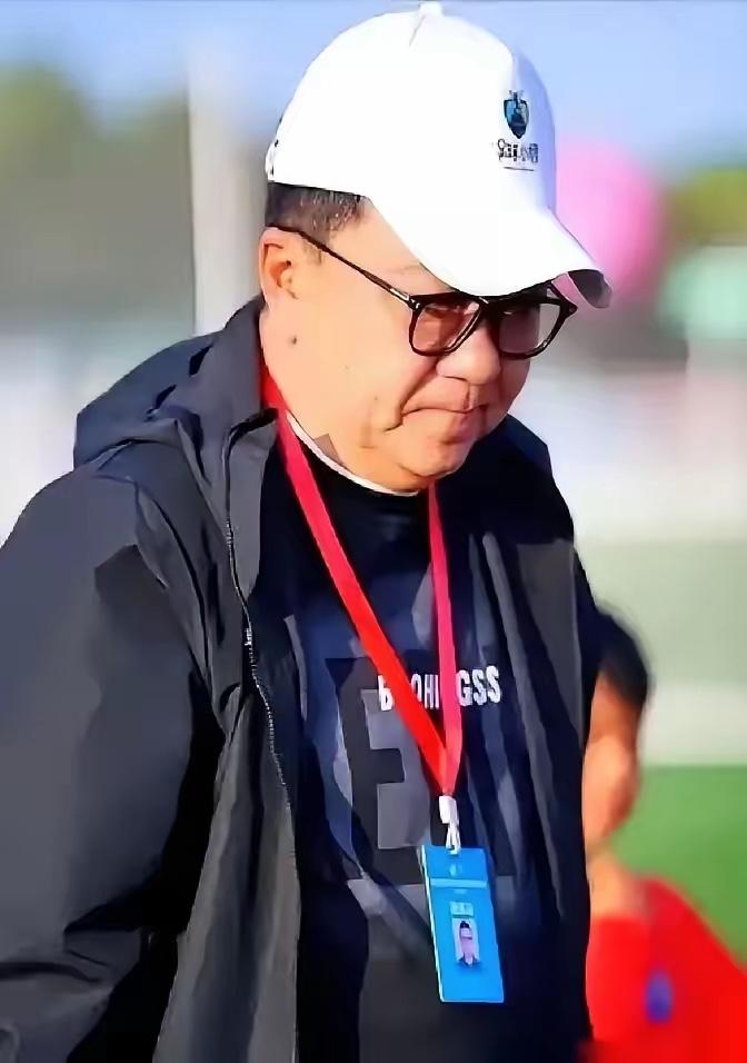 14岁小将戴佑泽，当场被董路踢出巴西参赛大名单。就因为队友喊他回防，他直接摆烂，