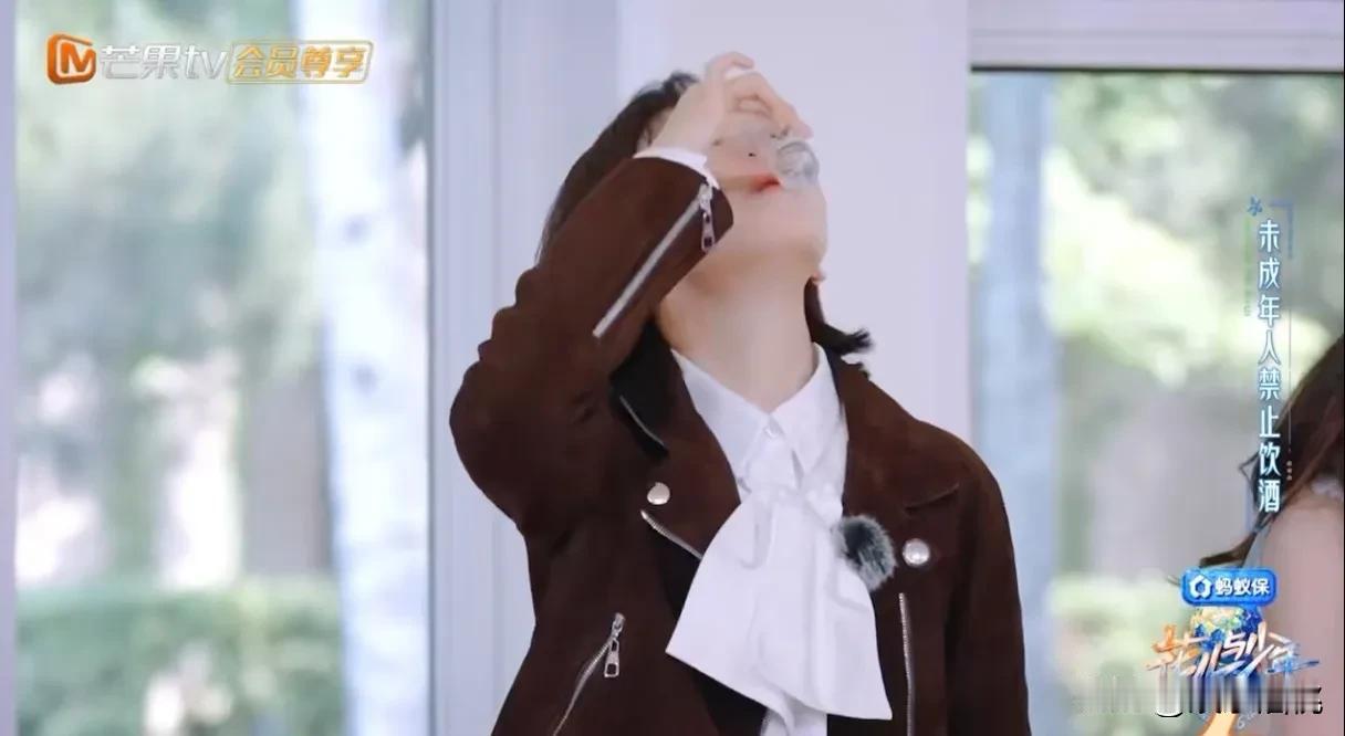 周冬雨一口闷一整杯龙舌兰，头上冒汗，嘴角死死压住，姐的面儿一定不能丢，事后采访还