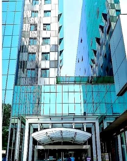 周末带外地朋友打卡汉口,他看着泰合广场那层层反光玻璃一脸新奇,嘴里嘀咕“肯定是最