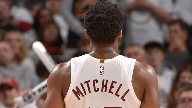 《骑士正在用一份顶薪合同，逼米切尔做选择。 管理层把4年2.08亿的合同摆上桌面