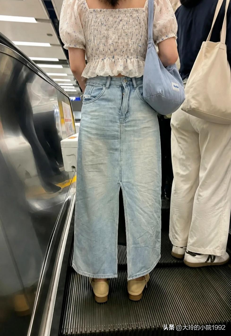 这次我真不打算提醒她穿反了。
      上次遇见一个阿姨衣服扣子下面两颗没扣，