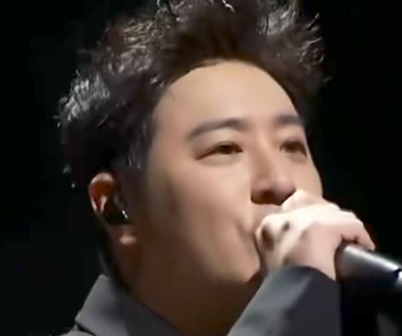 2026年2月1日，不齐舞团在抖音晒出与潘玮柏合体跳《快乐崇拜》的视频。
视频中