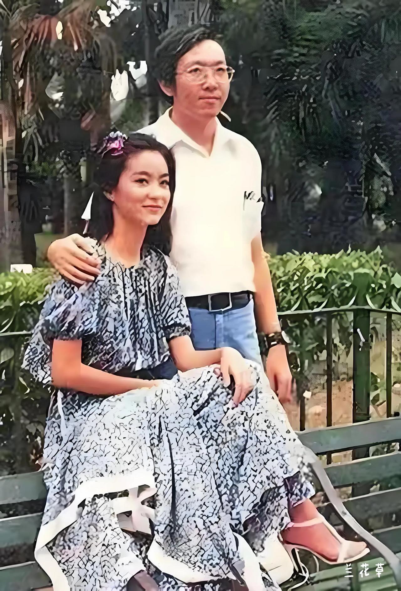 林美人和她的第一任男友赵宁在一起。
赵宁是作家，博学多才，青霞那时候刚爆红，青春