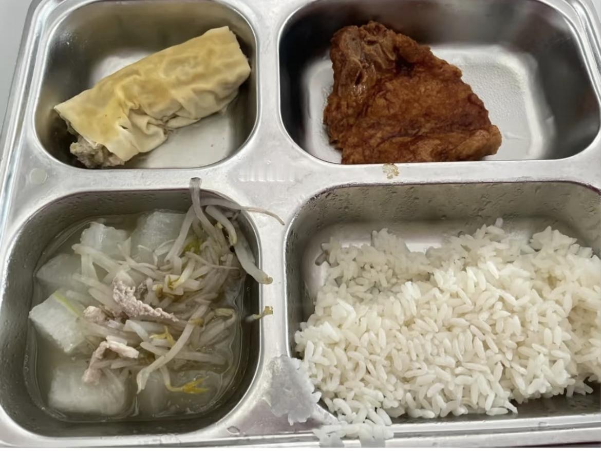 侄子在上海上学，经常说食堂难吃，刚以为是他挑食，一问有鸡蛋的菜，都有股臭味，谁敢