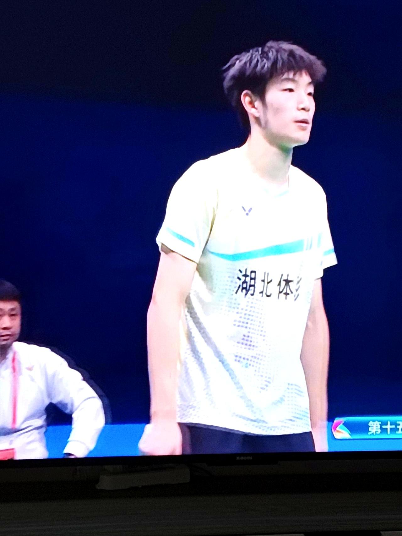 羽毛球男子单打，湖北人再现决赛赛场，并摘得亚军。老一辈田秉毅、吉新鹏、谌龙都是湖