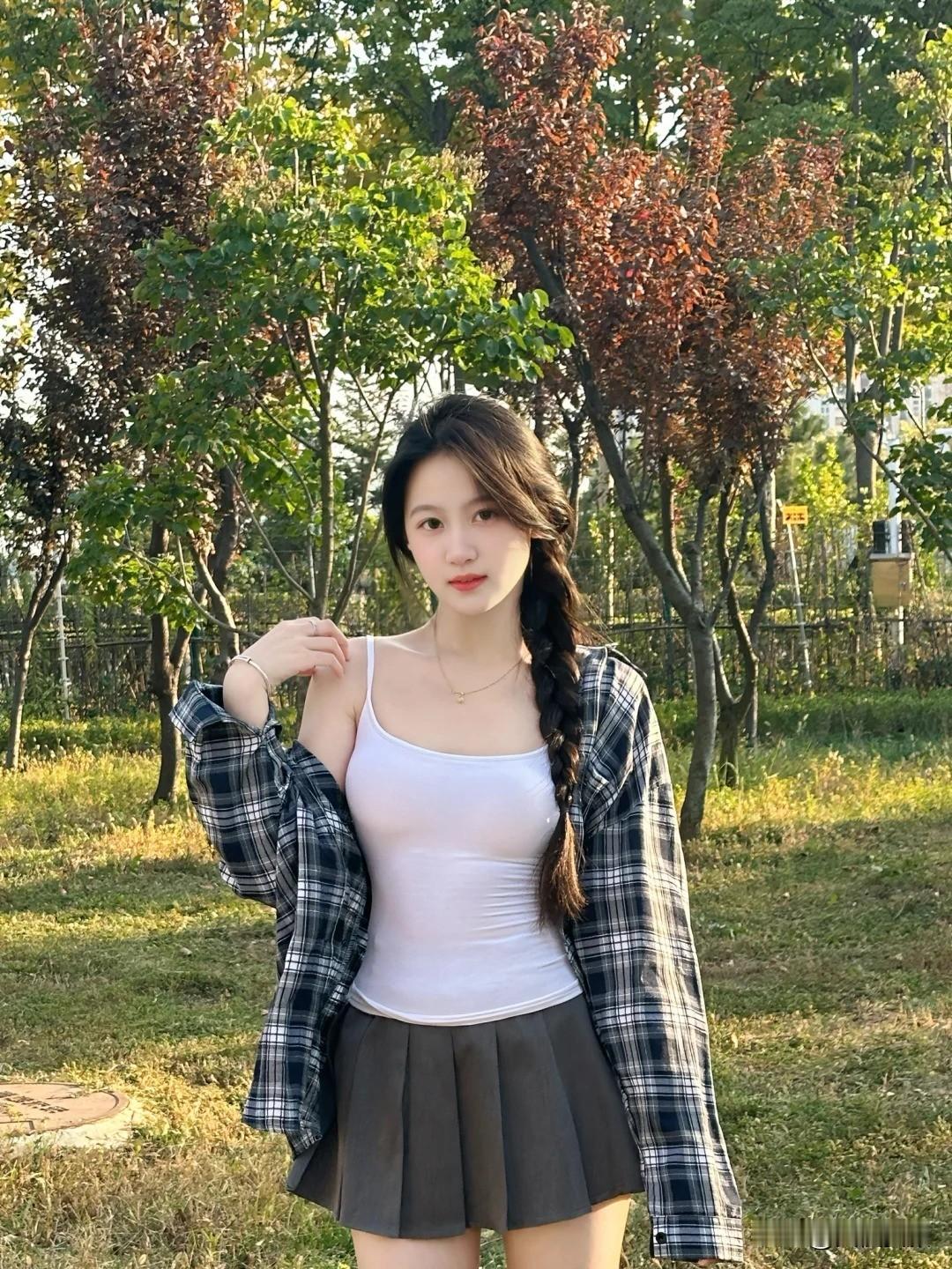 女大学生的写真：夏日清凉写真里，她展现出女大学生独有的清纯感。在镜头下，她的每一