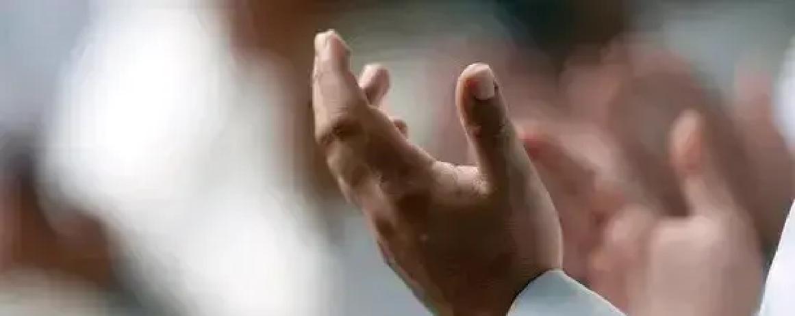 你知道为啥穆斯林礼拜前总得洗洗吗？可不是简单的冲澡。

这叫“净礼”，学问大着呢