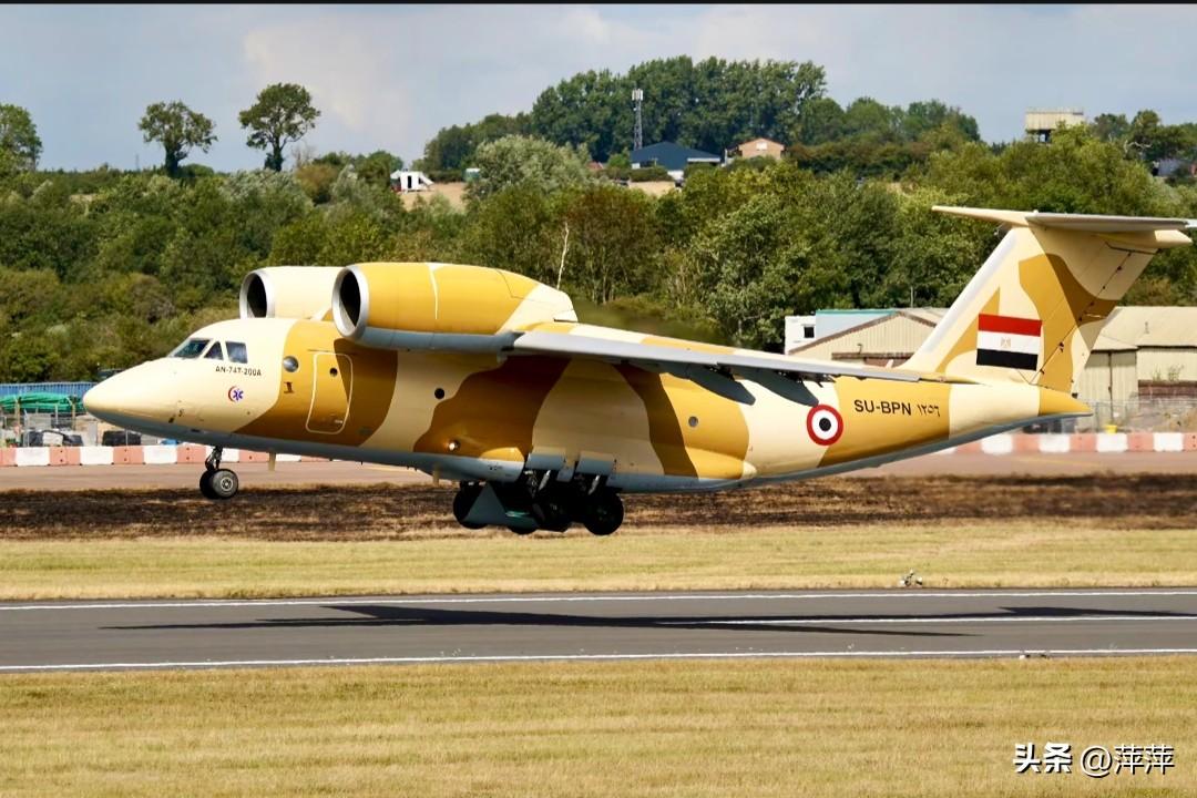 这是埃及空军装备的安-74运输机，由乌克兰安东诺夫设计局打造。它最亮眼的设计是发