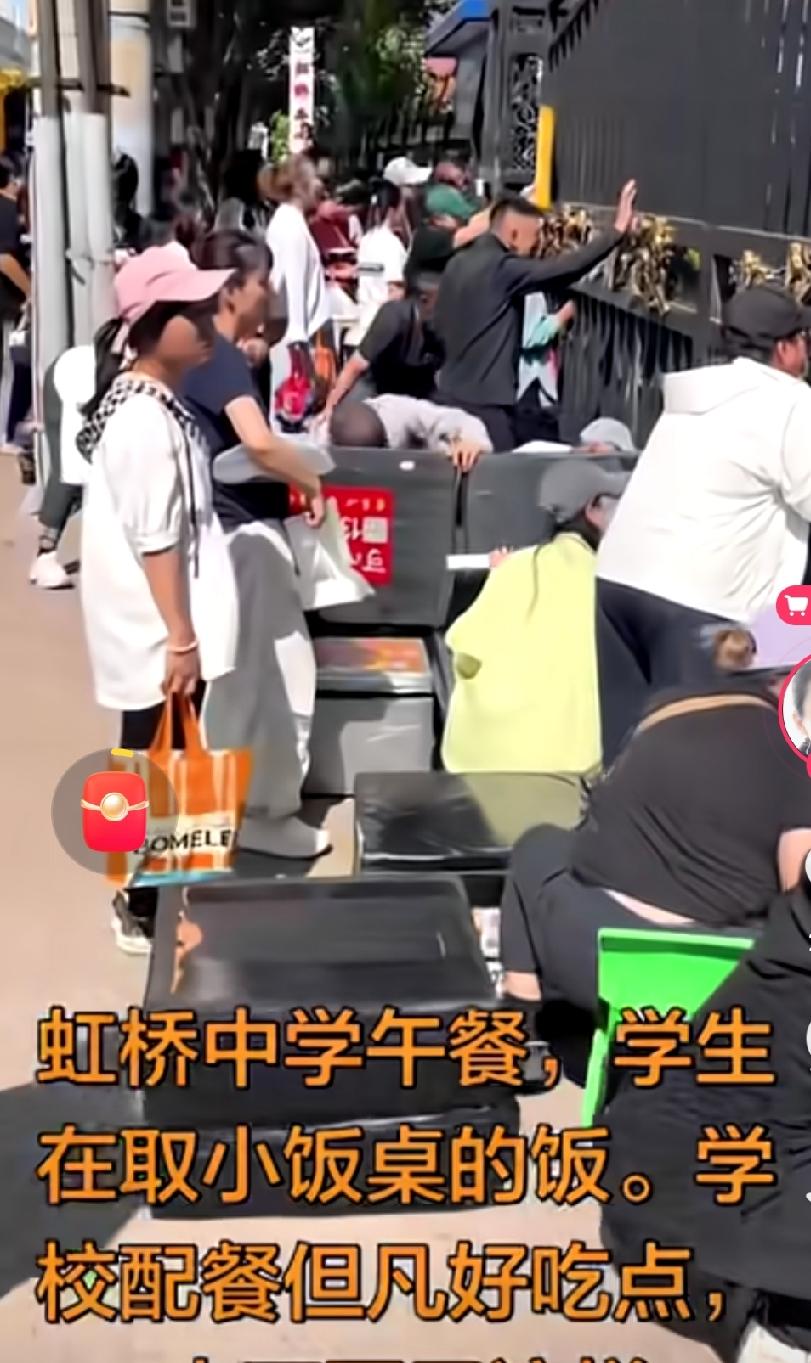 沈阳某学校午餐时间，大门外送饭大军，把门外堵得水泄不通啊！

学校的饭菜孩子真不