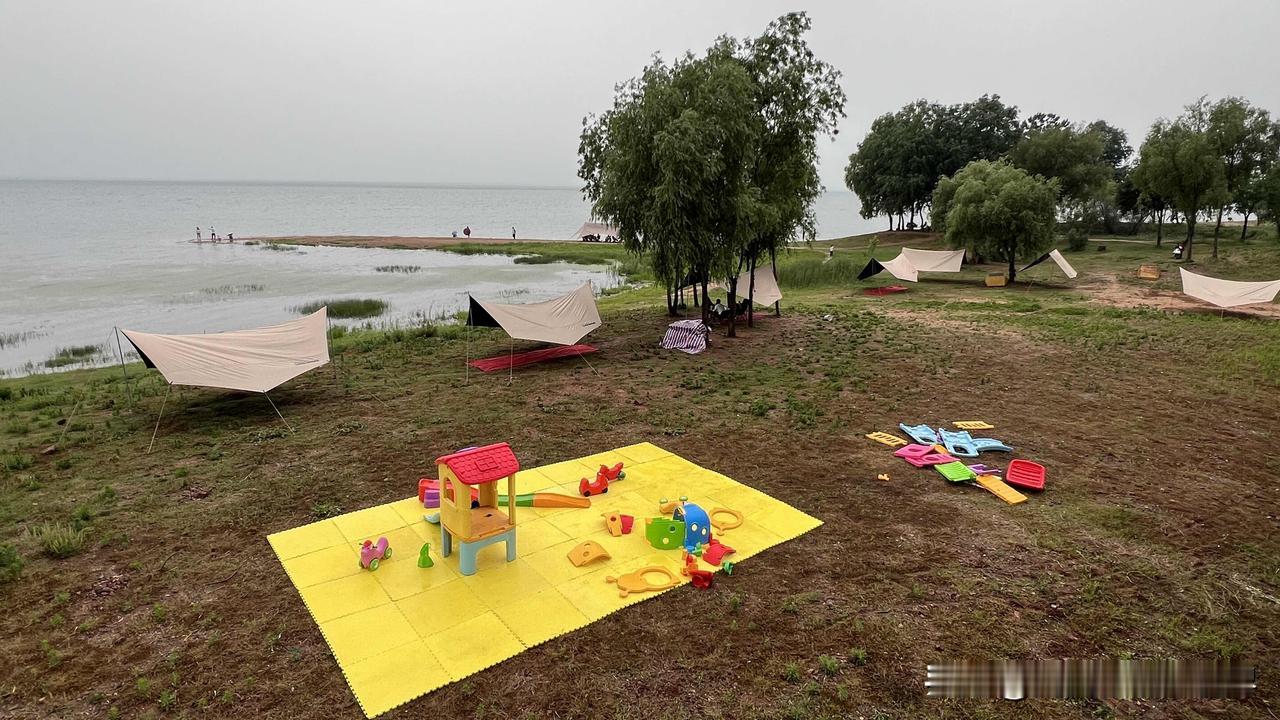 今天的雨不时的下，平顶山白龟湖岸似乎安静了不少，要不是雨，湖边又注定是人山人海，