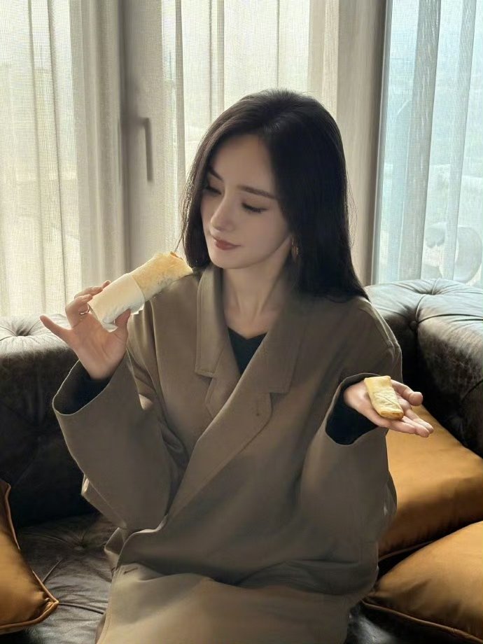 杨幂咬春营业 杨幂立春咬春营业 杨幂咬春营业 