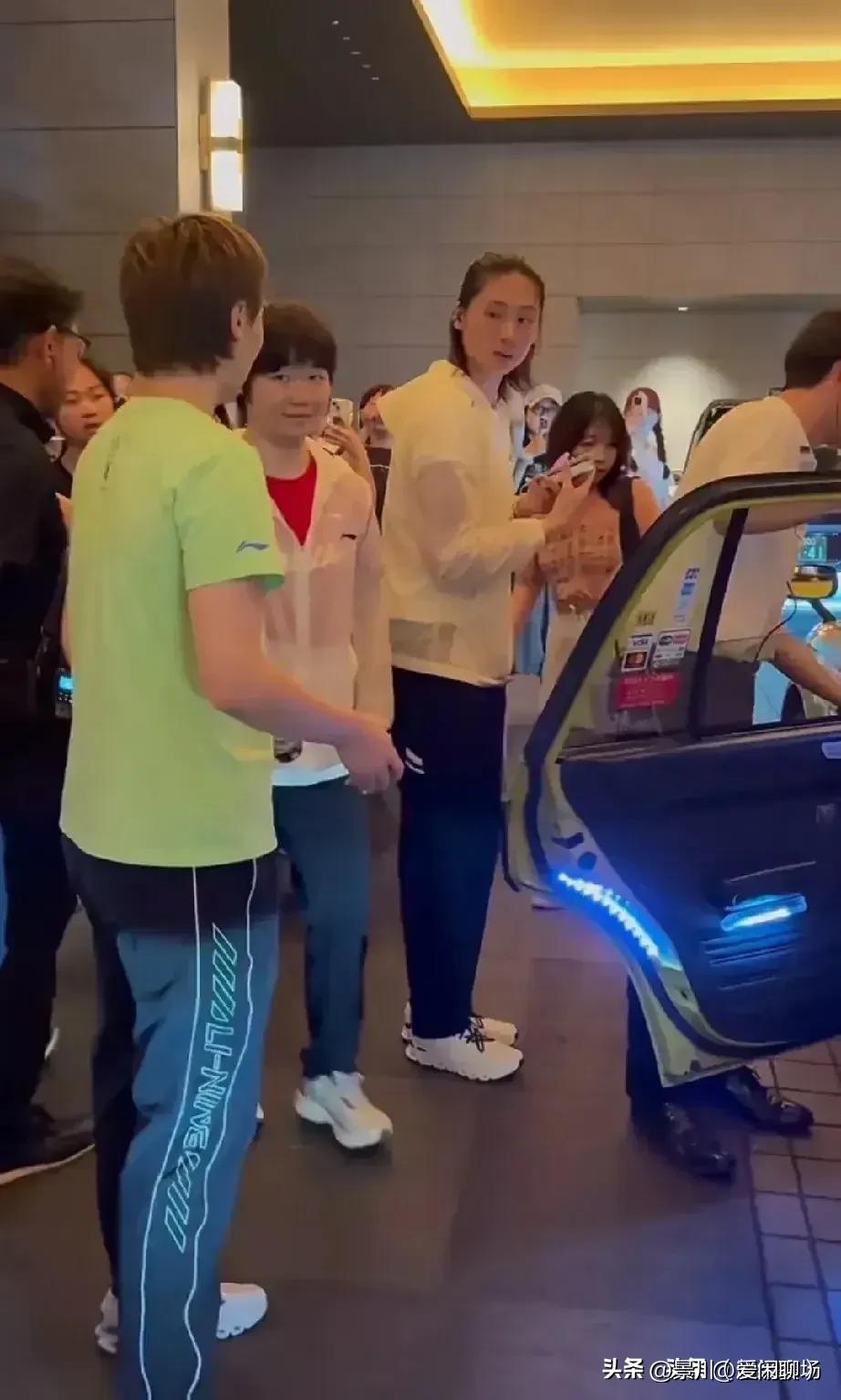 孙颖莎言出必行，
夺冠赛后公开表示，要向同同学习，回去收拾一下就请大家吃饭，队友