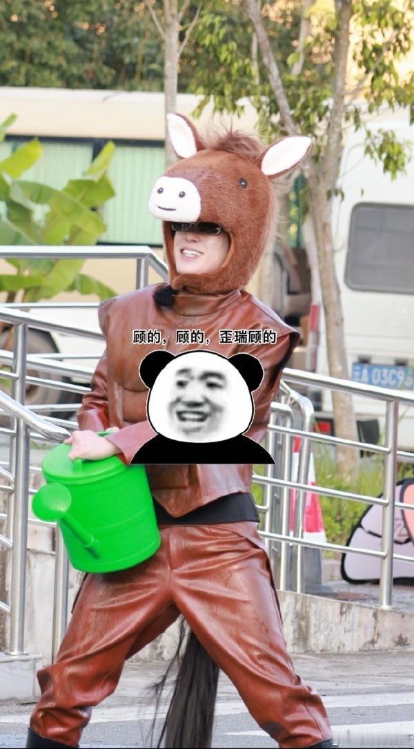 王鹤棣在 “大战外星人” 相关呈现中尽情享受，高兴的状态自然流露，每一个互动都透