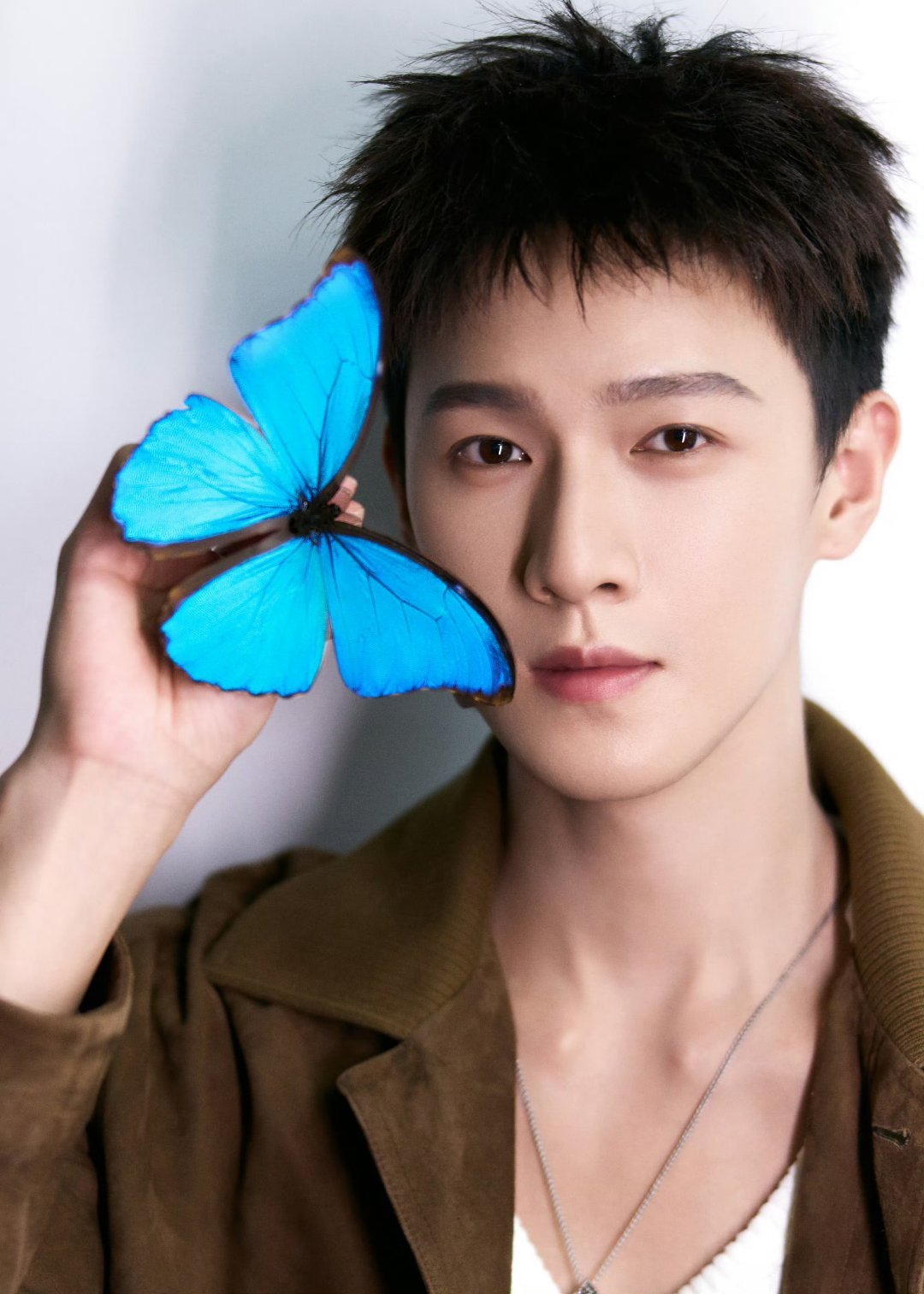 李昀锐今日活动造型，蓝色蝴蝶🦋 ​​​