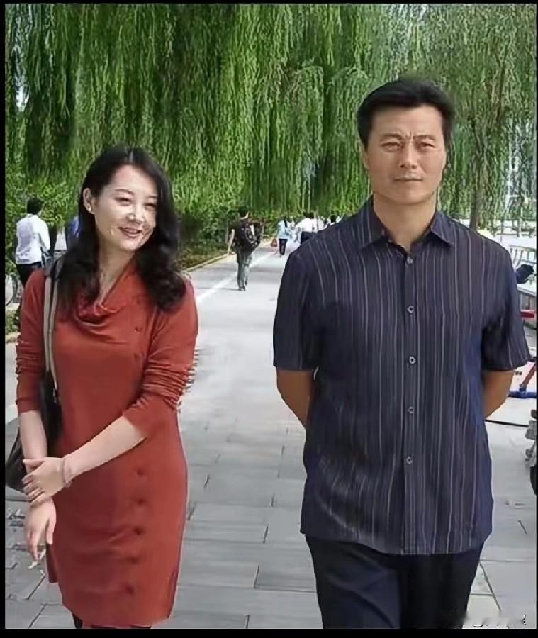 原来他们是夫妻，
结婚30年不离弃！
成名后换房不换妻，女儿成骄傲！
任程伟是一