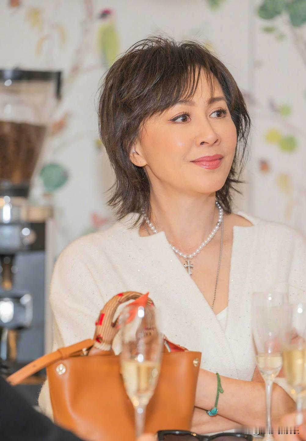 刘嘉玲说：拥有明星身份，可以为自己的生意带来便利。

为什么明星都很有钱，因为他