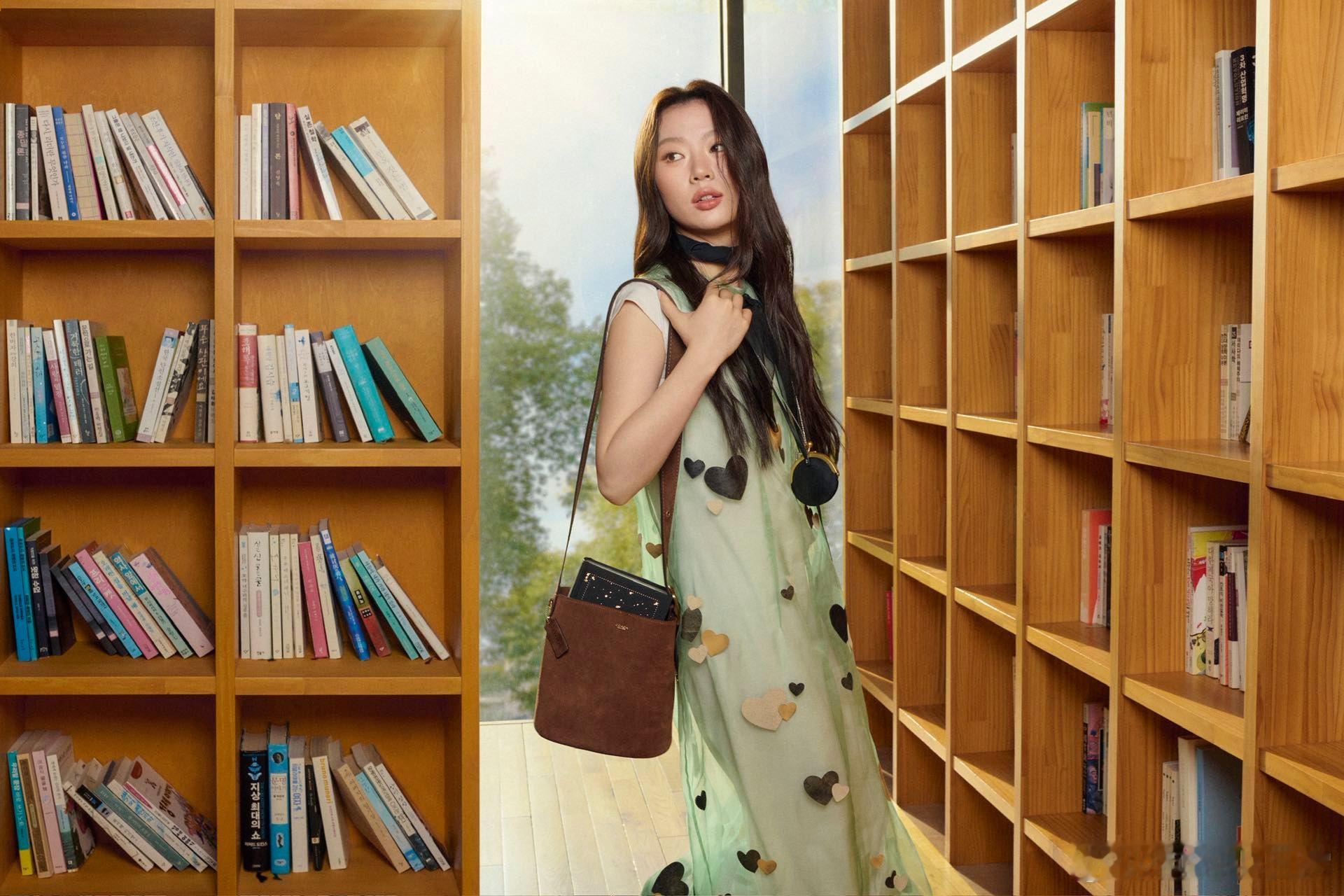 时尚圈年度重磅！COACH全球热度再创新高，引领风潮。此刻正式官宣：单依纯出任C