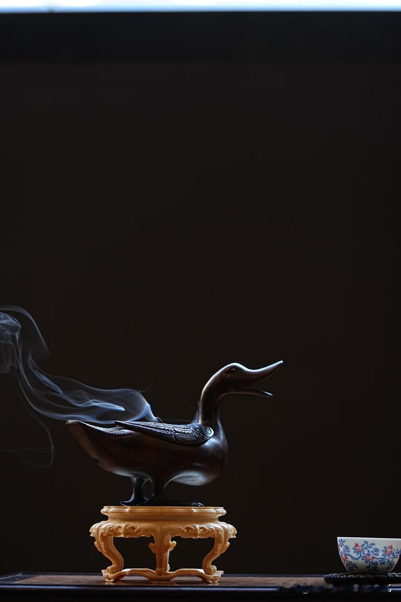 有些香炉，不只是器。
更像一段被留住的旧时生活。

这件临摹明式铜雁形出香，以雁