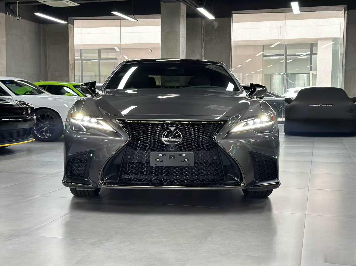 LS500不带H的四驱运动版主要参数：3.5T V6双涡轮发动机、空气悬挂、Ma