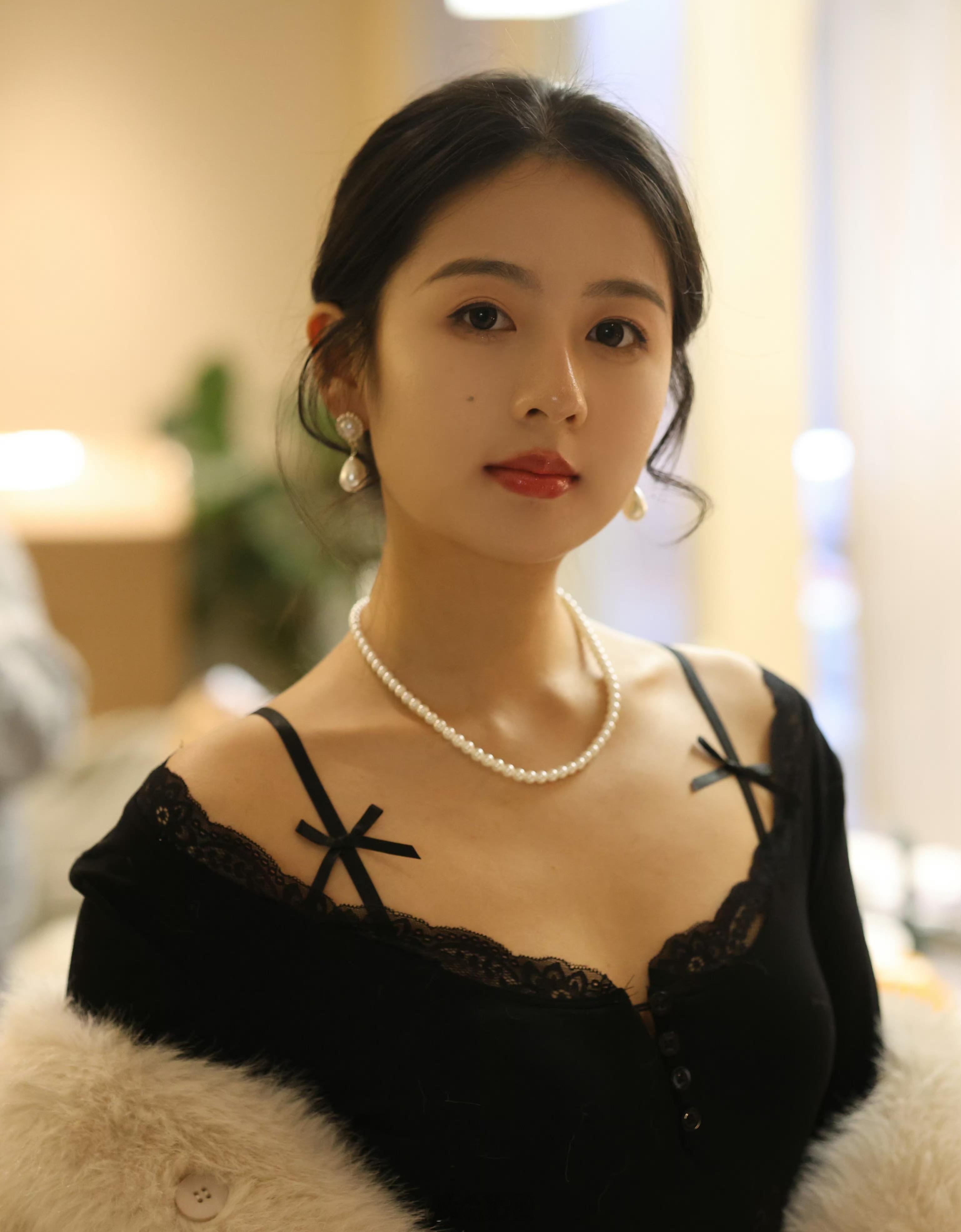 小姐姐的今日份的穿搭有点小性感呀 ​​​