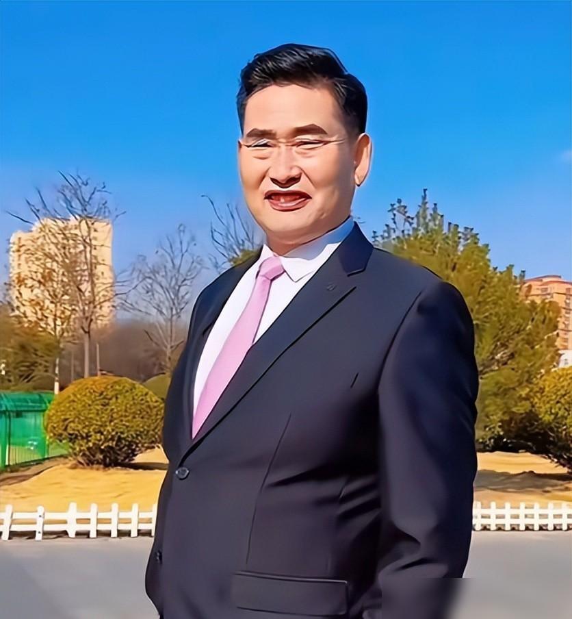 大衣哥家墙外梯子都闲得生锈了，你真以为他回去种地了？人家光张张嘴，一个月就够你在