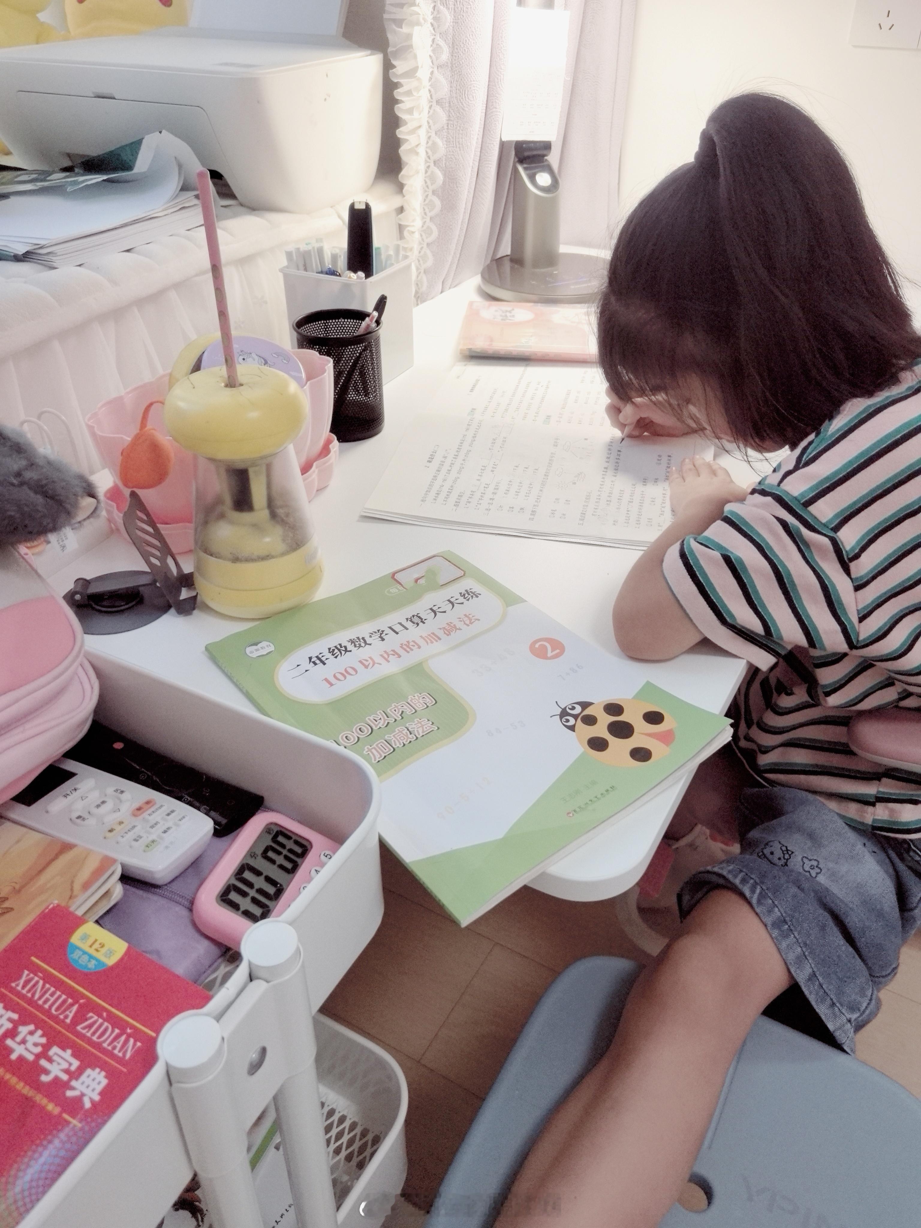 早上出门追尾，给自己买束百合压制一下心情。然后喊娃爹帮我解决。小姑娘终于不在哥哥