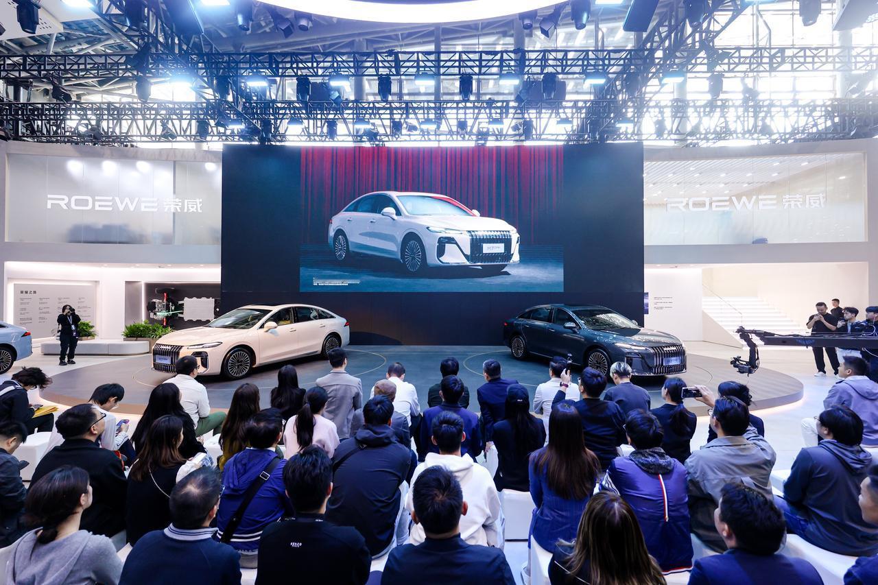 荣威M7 DMH是上汽荣威推出的一款插电混动中型轿车，在广州车展上因为它那个很有