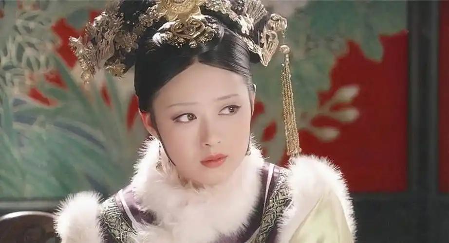 真是恶人先告状。

《甄嬛传》里，华妃从没把皇后放在眼里，皇后给华妃点心，而华妃