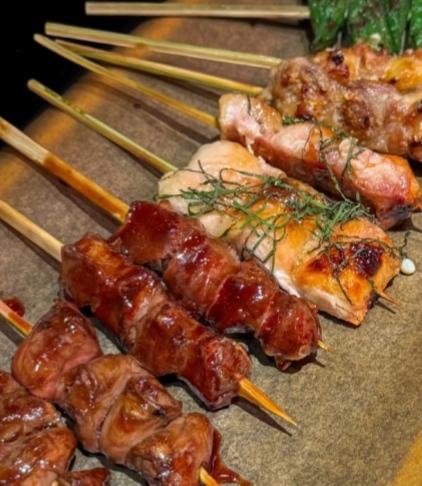 大同美食之旅收官
4日在夜幕降临的东南邑，品尝了日式炎鸟烧鸟，儿子说不正宗。
每