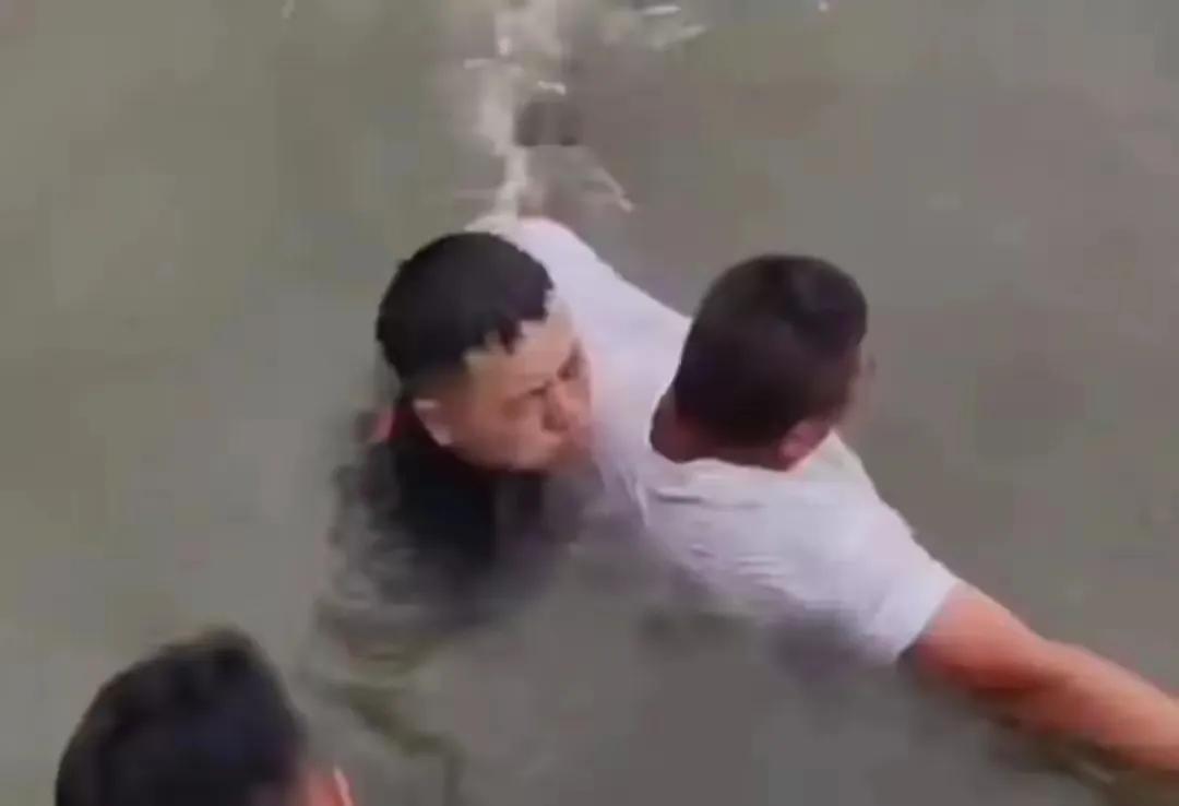 连救5人的少校张伟所代表的这群人是全中国思想觉悟最高一群人，没有之一！！！
河南