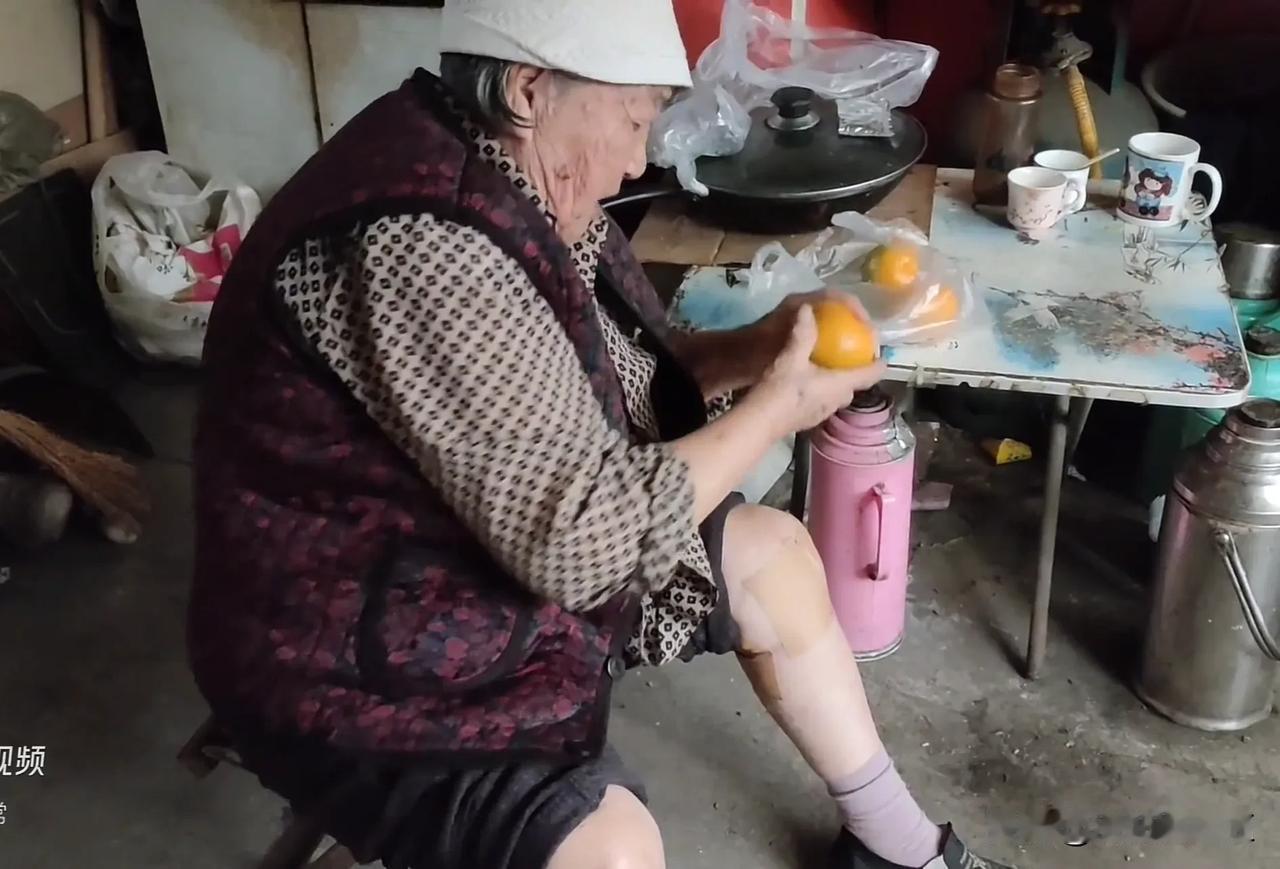 女王怎么会抑郁呢？你心理是无比强大，你只有让别人抑郁的份儿！你多会闹啊，这不你妈