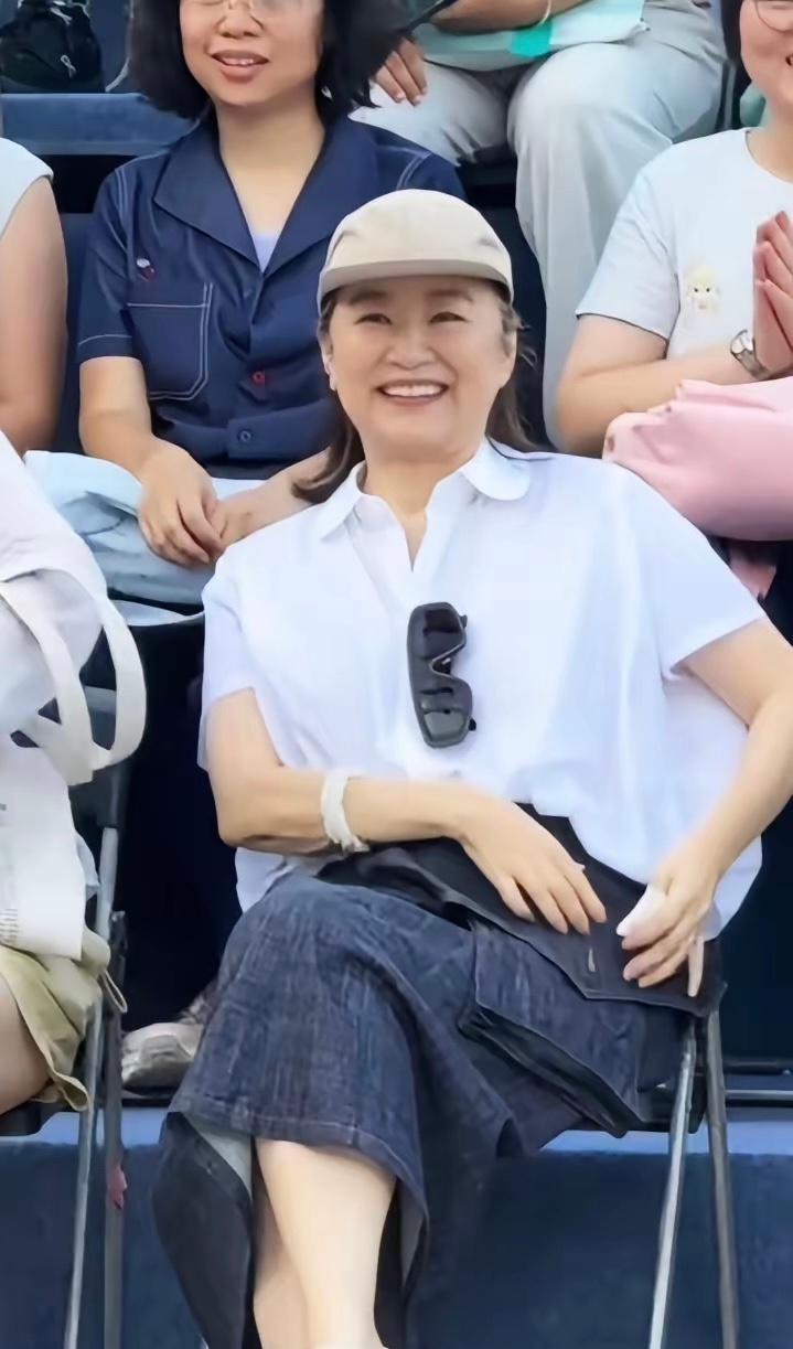 林青霞不花里胡哨简单的穿着还挺好看，70岁气质自信，白色与黑色真是经典之色 