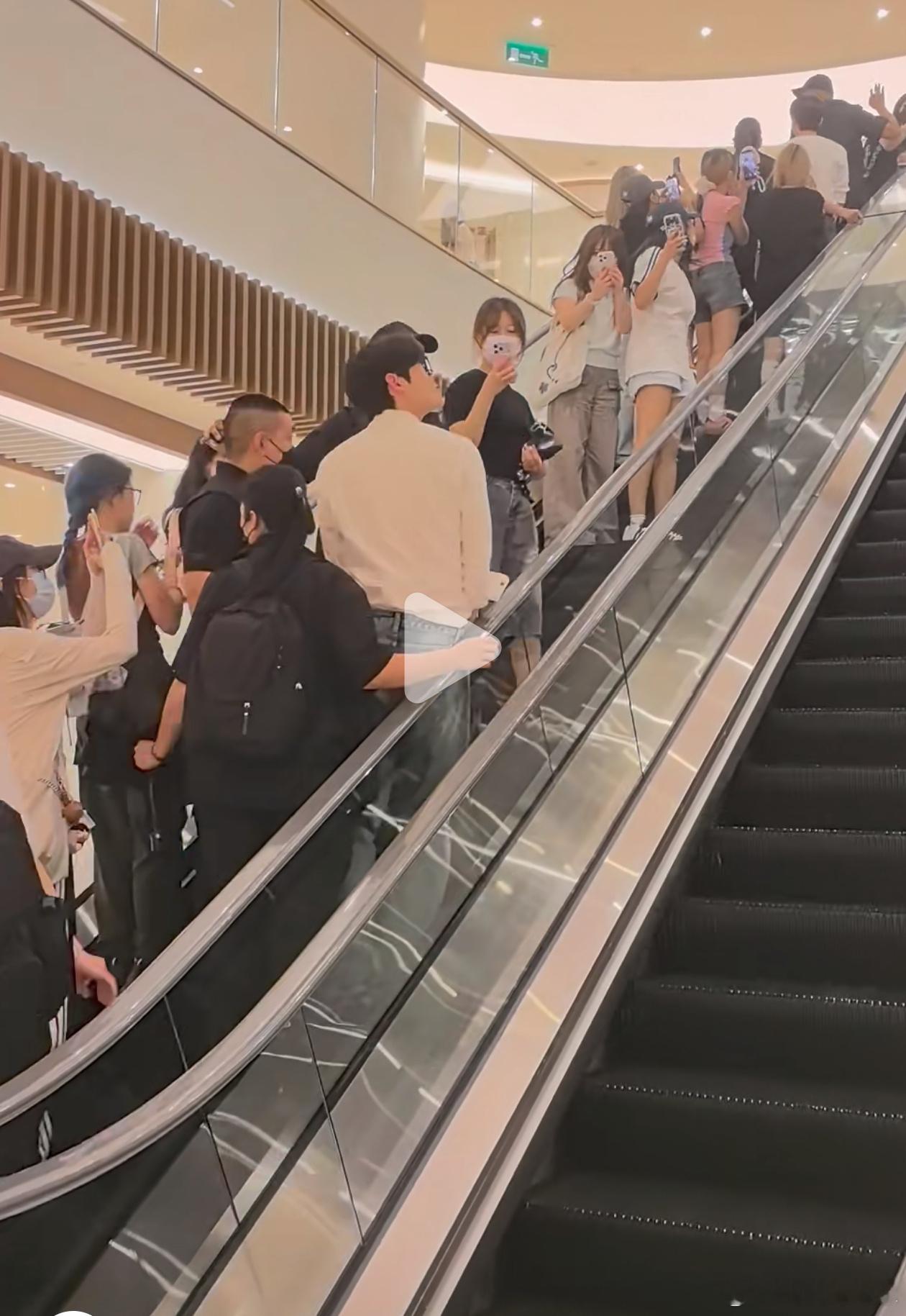 不说这张图里有狒，还真不知道他们是一起上的电梯