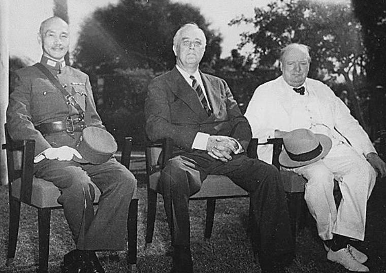 1943年，那会儿正好是第二次世界大战打得火热的那段时间，各国的领袖们齐聚埃及的