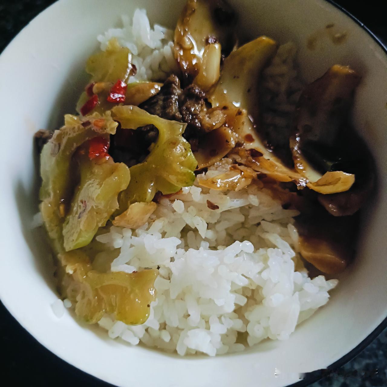 今天的早餐：一碗白米饭，苦瓜炒肉，百合炒肉。

老人家做的，6点就起来做饭，每次