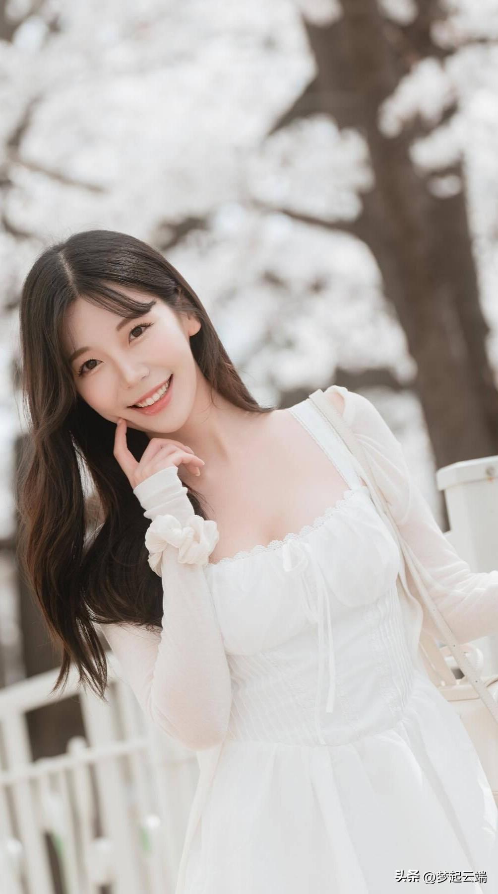 樱花树下，微笑的少女，春日里的甜美时光。