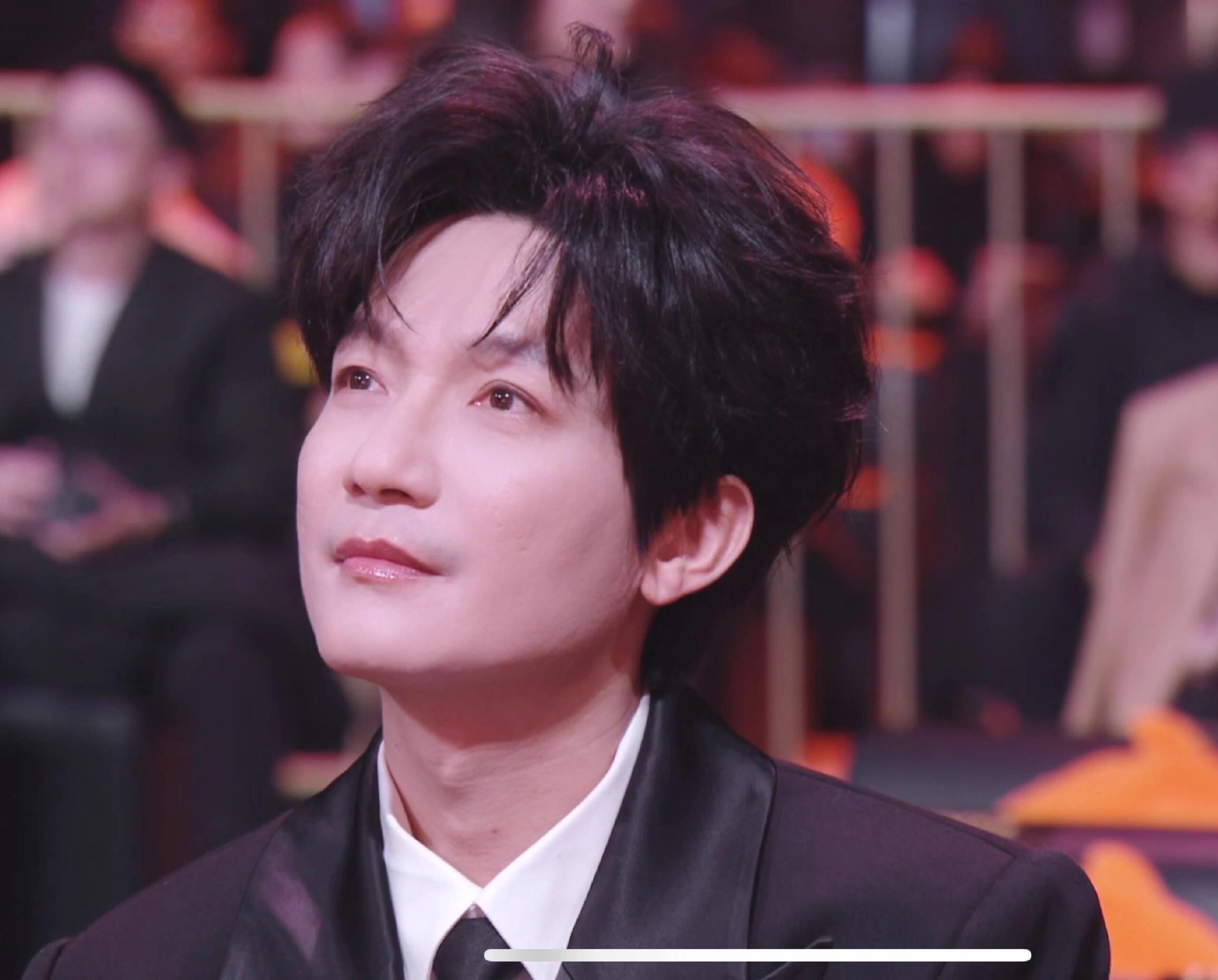 陈楚生晚礼服夯爆了 电吉他版《晚礼服》被陈楚生演绎得淋漓尽致！旋律有张力，舞台动