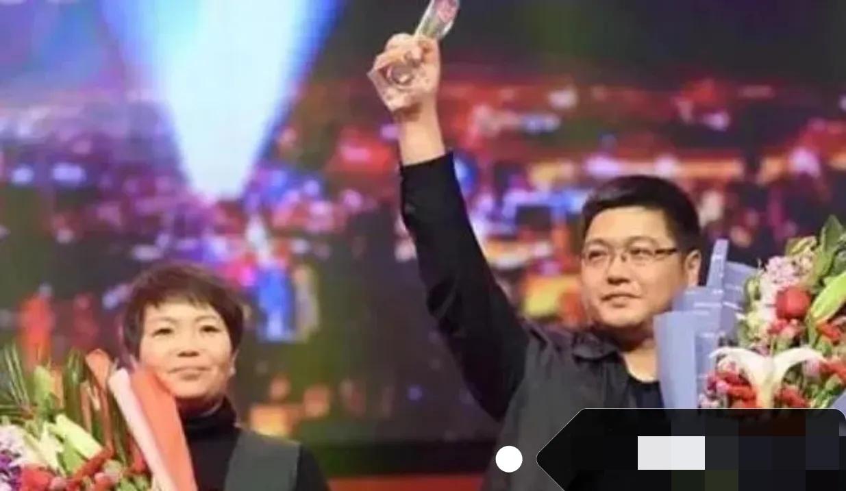 河北石家庄的张贵平，真的是大爱丈夫一个。
婚后靠妻子读书，这本身就很少见，更可贵