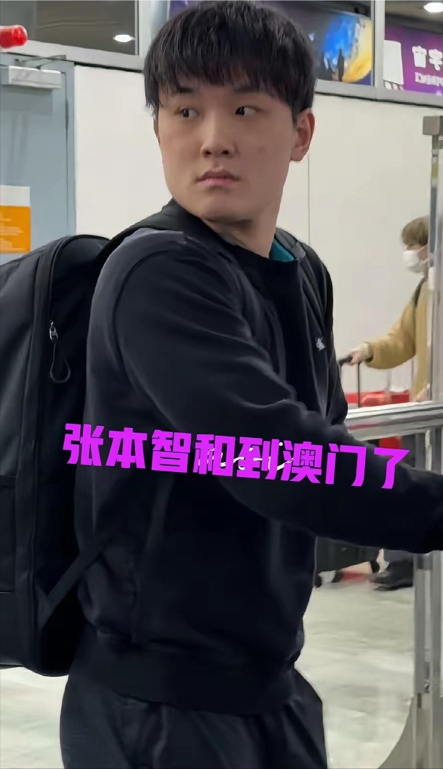 张本智和到澳门后，暴露一个不争的事实，那就是他没有赞助商，因为他又穿了那件旧 T