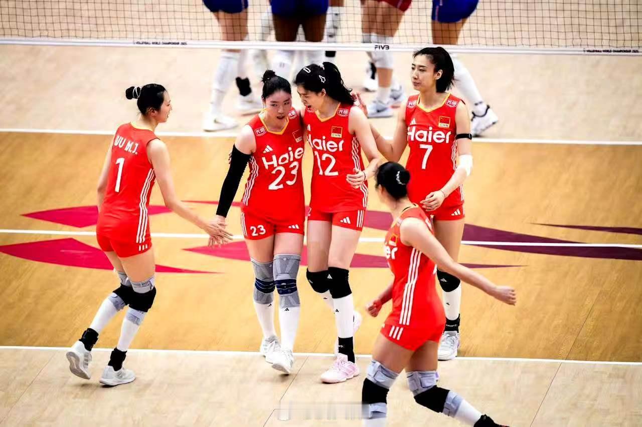 中国女排缺两将世联赛该如何应对李盈莹仍在康复期未归队，吴梦洁又因训练中膝部受伤需