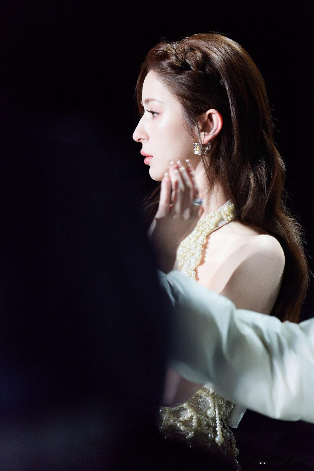 优雅女神，珍珠项链闪耀，温柔侧颜，气质动人
