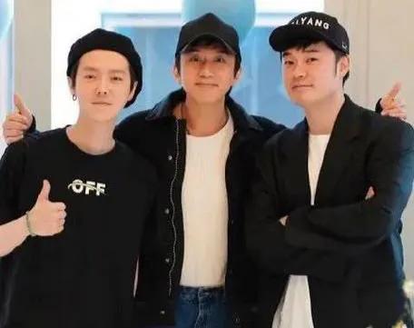都说娱乐圈没真友情，可邓超和鹿晗却让人改观。陈赫直播爆料后，邓超一句“反正就是在