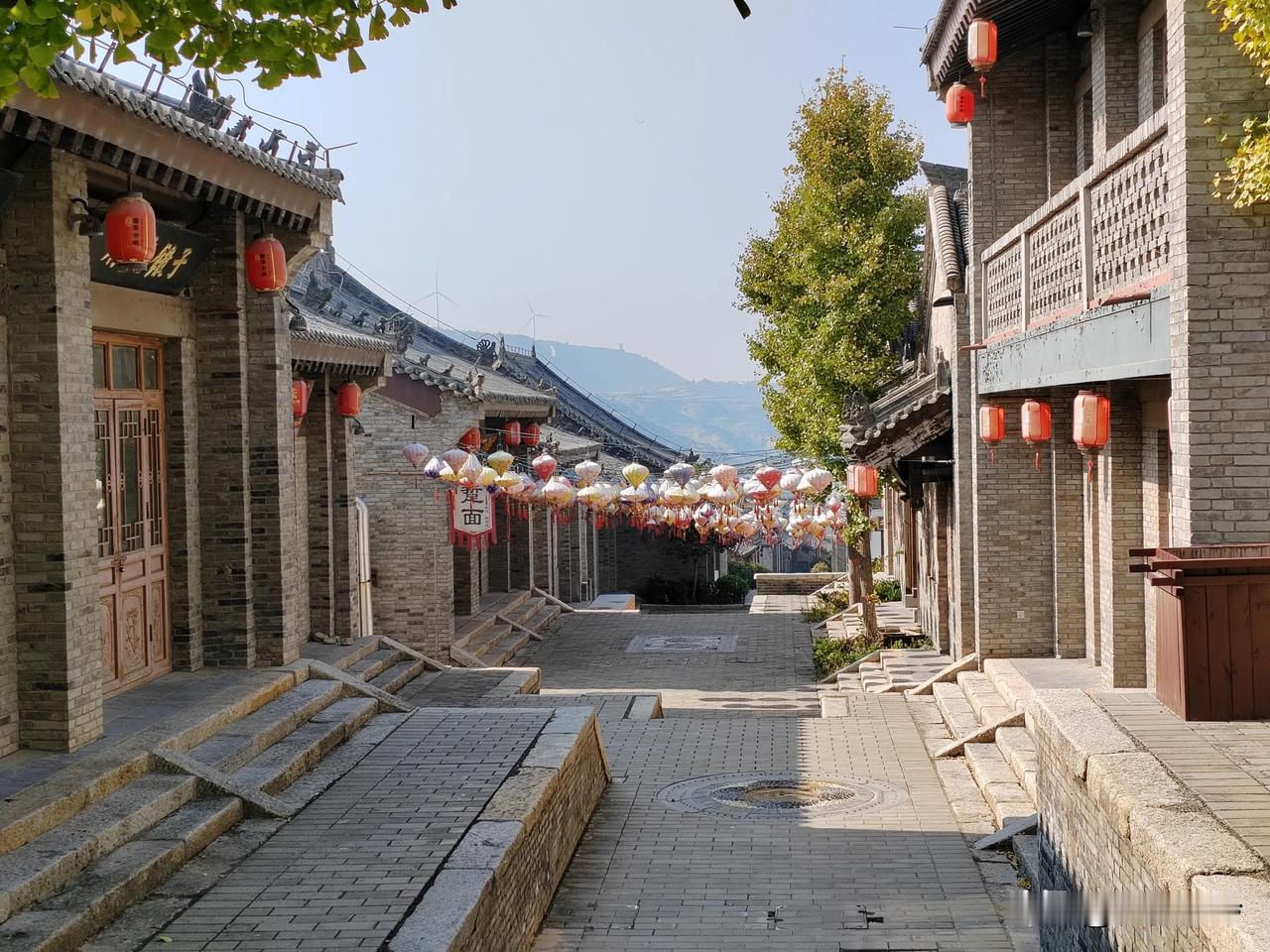 #旅行随手拍#
       暮秋时节，潼关古县城被一层淡淡的金黄色所笼罩，古香