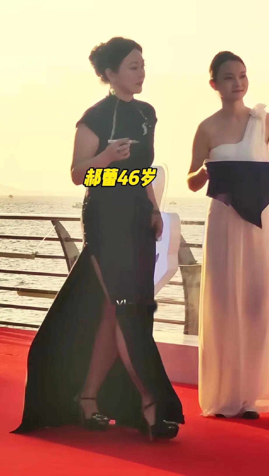 郝蕾身着黑色开叉旗袍的造型堪称一绝！46岁的她气质优雅得令人惊叹。
这种身材在现