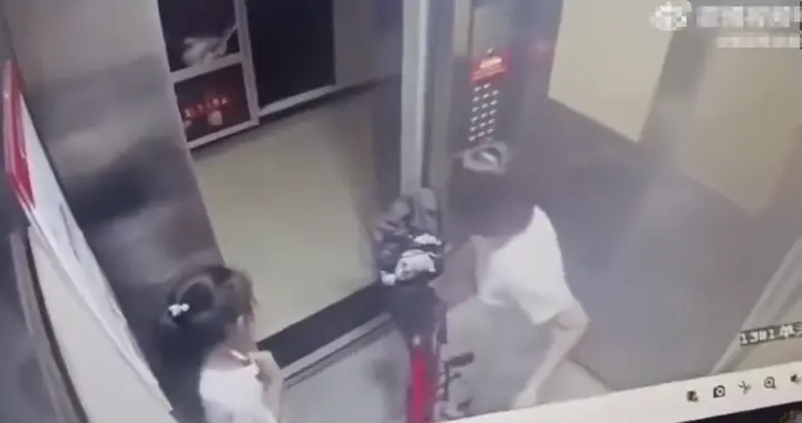 女孩电梯内夸自行车漂亮，伸手摸了下车把，遭女车主掌掴致脸部红肿；家属很气愤：心理创伤谁去承担？网友建