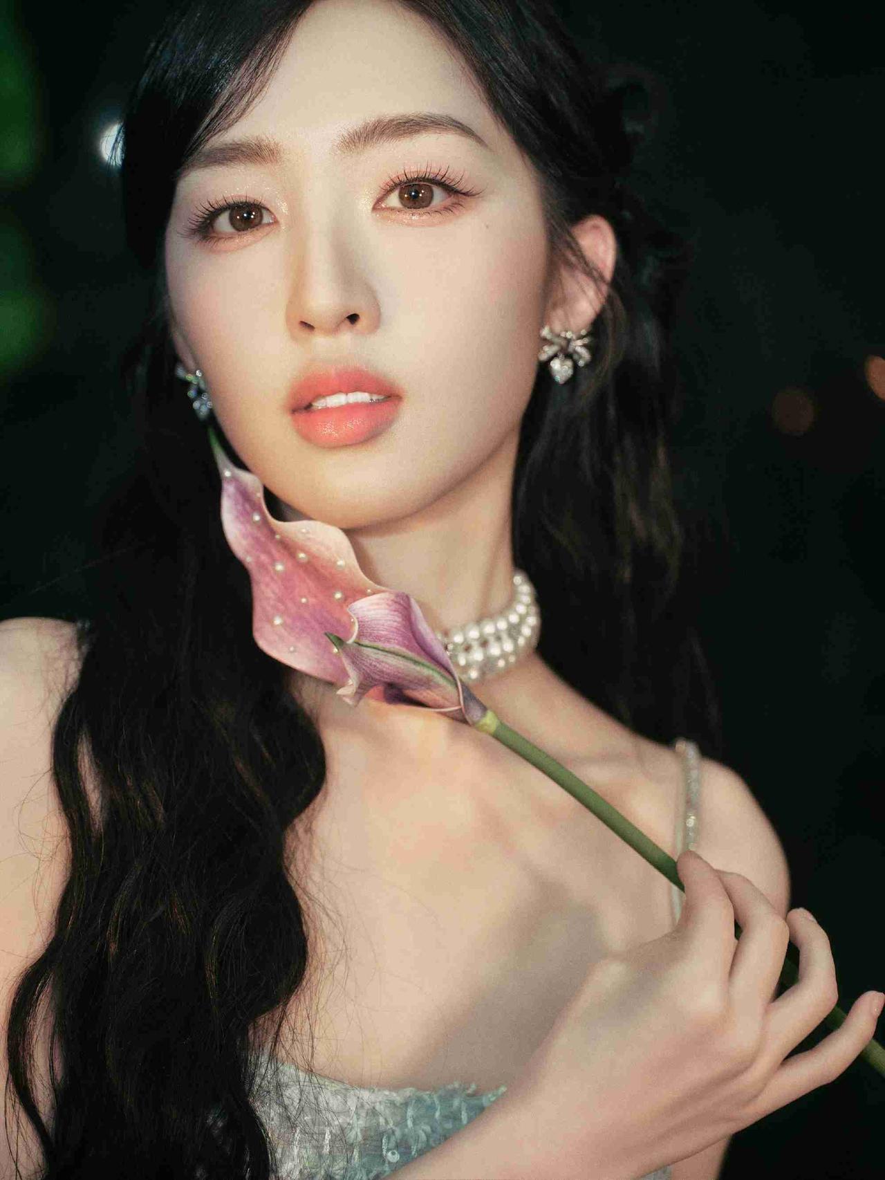 我的今日状态：😁轻松愉快
我这里的天气：☁️阴天

邓恩熙这组图把“漫调浪漫”